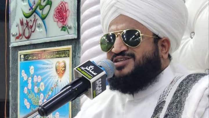 सोशल मीडिया पर उनकी फैन फॉलोइंग लाखों में हैं. फेसबुक पर उनके 3.67 लाख फॉलोवर्स हैं, जबकि इंस्टाग्राम पर उन्हें 4.93 लाख फॉलो करते हैं. सिर्फ इतना ही नहीं, बल्कि यूट्यूब पर उनके सब्सक्राइबर्स की संख्या 4.64 लाख है. इसके अलावा एक्स पर उन्हें 73.5 हजार लोग फॉलो कर रहे हैं.