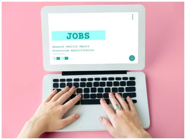 इन भर्तियों के लिए केवल ऑनलाइन अप्लाई किया जा सकता है. ऐसा करने के लिए आपको यूपीएसएसएससी की आधिकारिक वेबसाइट upsssc.gov.in पर जाना होगा.