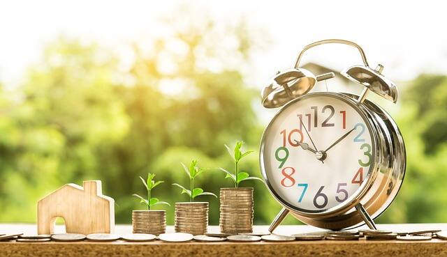 पीपीएफ खाते में आपको 7.10% तक सालाना ब्याज मिलता है, इसमें 500 से लेकर 1.5 लाख तक का निवेश आप एक साल में कर सकते हैं.