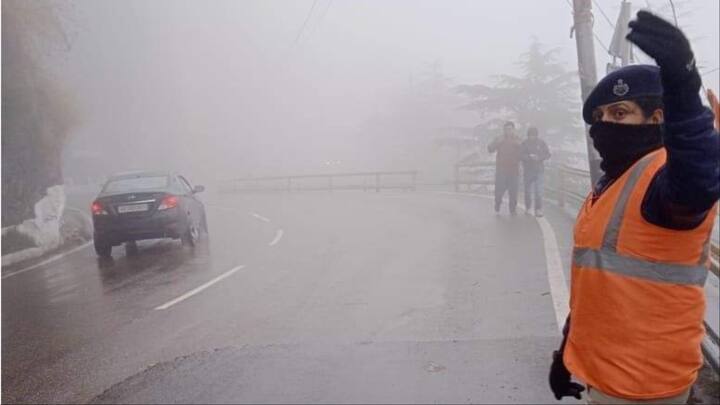 Heavy Snowfall In Shimla: हिमाचल प्रदेश में में बर्फबारी का दौर लगातार जारी है. जिससे तापमान में भारी गिरावट आई है. इस बीच ट्रैफिक व्यवस्था बनाए रखने के लिए ग्राउंड जीरो पर पुलिस के जवान डटे हुए है.