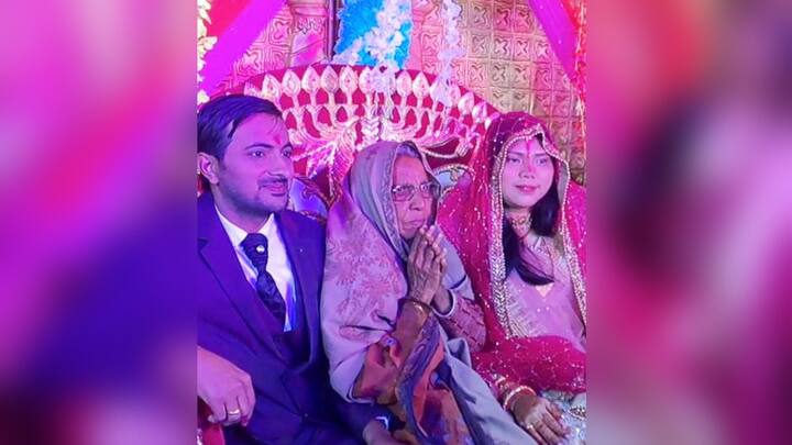 बिहार के मोतिहारी में बीते शनिवार (03 फरवरी) को हुई एक शादी की खूब चर्चा हो रही है. इंडोनेशिया की लड़की सोइलिना से मोतिहारी के रहने वाले हर्षवर्धन कुमार ने शादी की है.