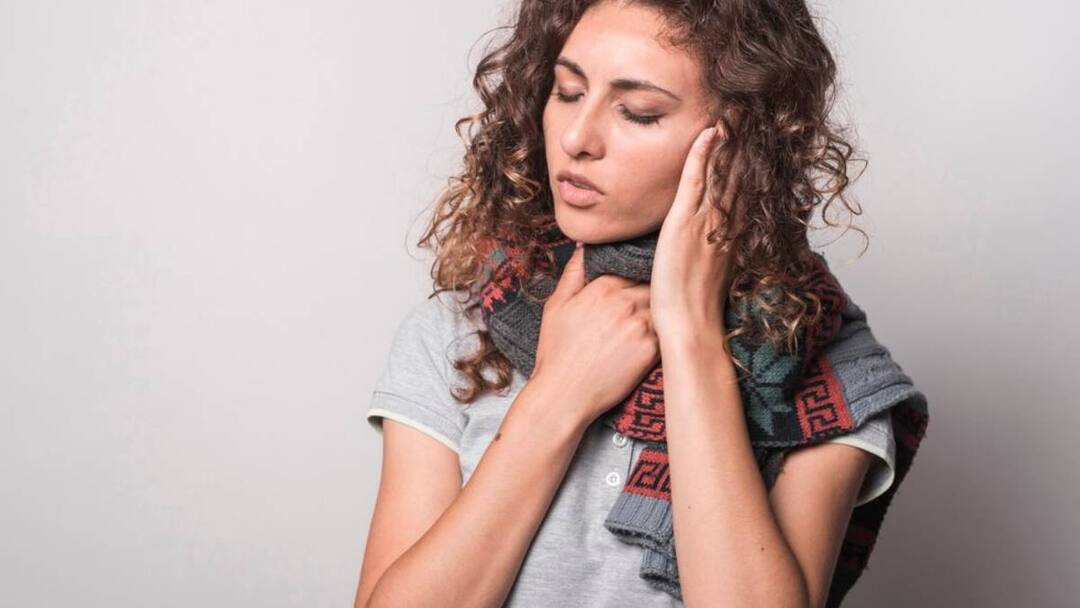 बदलते मौसम में गले में होने वाले इंफेक्शन और सूजन से हैं परेशान तो अपनाएं यह टिप्स, तुरंत मिलेगा आराम What are home remedies for throat infections बदलते मौसम में गले में होने वाले इंफेक्शन और सूजन से हैं परेशान तो अपनाएं यह टिप्स, तुरंत मिलेगा आराम