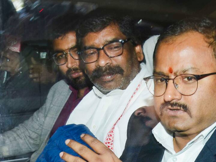 31 जनवरी को जमीन घोटाले से जुड़े मनी लॉन्ड्रिंग केस में ईडी ने पूर्व मुख्यमंत्री हेमंत सोरेन से 8 घंटे तक पूछताछ की थी. जवाब से संतुष्ट ना होने पर ईडी ने उन्होंने गिरफ्तार कर लिया था. ईडी की हिरासत में ही हेमंत सोरेन ने राजभवन जाकर राज्यपाल को अपना इस्तीफा सौंप दिया था. वहीं, पूर्व मुख्यमंत्री ने कोर्ट से फ्लोर टेस्ट में शामिल होने की अपील की थी, जिसे कोर्ट ने स्वीकार कर लिया था.