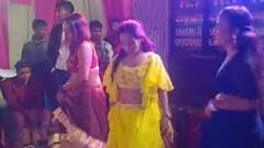 महराजगंज के सरकारी स्कूल में बजा अश्लील गाना, बार बालाओं ने लगाए ठुमके, Video वायरल