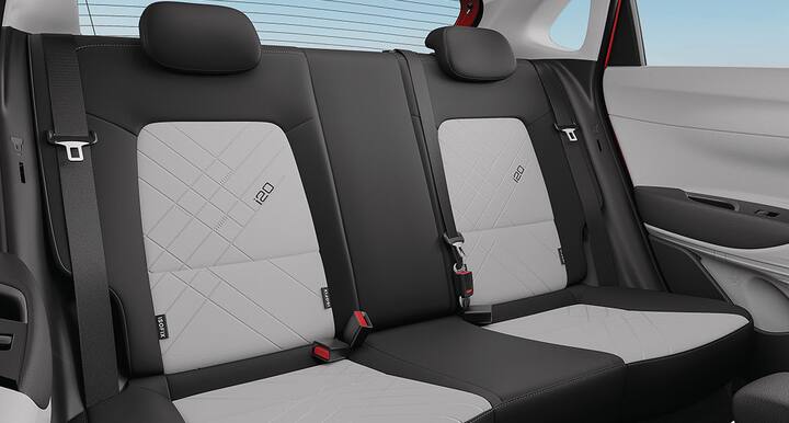 अपग्रेडेड स्पोर्टज़ (O) वेरिएंट, स्टैंडर्ड स्पोर्टज़ ट्रिम की तुलना में 35,000 रुपये प्रीमियम प्राइस पर उपलब्ध है.