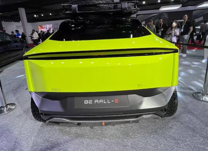 ਮੋਹਰੀ ਕਾਰ ਨਿਰਮਾਤਾ ਮਹਿੰਦਰਾ ਨੇ ਭਾਰਤ ਮੋਬਿਲਿਟੀ ਗਲੋਬਲ ਐਕਸਪੋ ਵਿੱਚ ਬੀਈ ਰੋਲ ਈ ਸੰਕਲਪ ਕਾਰ ਦੇ ਨਾਲ ਆਪਣੇ ਇਲੈਕਟ੍ਰਿਕ ਭਵਿੱਖ ਦਾ ਪ੍ਰਦਰਸ਼ਨ ਕੀਤਾ ਹੈ। ਇਹ ਕਾਰ ਇੱਕ ਆਫ-ਰੋਡ ਰੇਸਰ 'ਤੇ ਦਿਲਚਸਪ ਹੈ। BE.05 ਕੂਪ ਵਰਗੀ SUV 'ਤੇ ਆਧਾਰਿਤ ਹੋਣ ਕਰਕੇ, Rall E ਵੇਰੀਐਂਟ ਹੋਰ ਆਫ-ਰੋਡ ਟੱਚ ਦੇ ਨਾਲ-ਨਾਲ ਇਸਦੀ ਦਿੱਖ ਵਿੱਚ ਕਈ ਬਦਲਾਅ ਦੇ ਨਾਲ ਆਉਂਦਾ ਹੈ।
