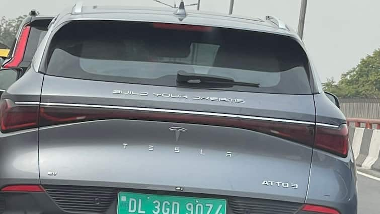 Ashneer Grover shared a cross breed Tesla spotted in Delhi Cross Breed Tesla: भारत में दिखी क्रॉस ब्रीड टेस्ला कार, सोशल मीडिया पर वायरल हुई तस्वीरें