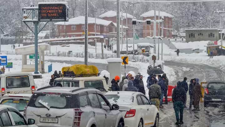 Jammu-Kashmir Snowfall: કાશ્મીર ખીણમાં હિમવર્ષાને કારણે, રવિવારે (4 ફેબ્રુઆરી) ના રોજ જનજીવન પ્રભાવિત થયું હતું અને શ્રીનગર એરપોર્ટ પર તમામ ફ્લાઇટ્સ રદ કરવામાં આવી હતી. અધિકારીઓએ આ માહિતી આપી હતી.
