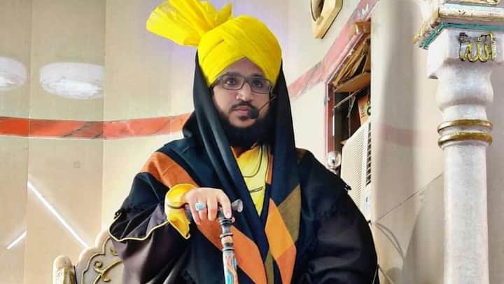 दरअसल, जूनागढ़ में 31 जनवरी को हुए एक कार्यक्रम में मौलाना ने भड़काऊ भाषण दिया था, जिसका वीडियो सोशल मीडिया पर वायरल हो गया. इसके बाद जूनागढ़ पुलिस ने मुफ्ती सलमान अजहरी और स्थानीय आयोजकों मोहम्मद यूसुफ मलिक और अजीम हबीब ओडेदरा के खिलाफ केस दर्ज किया.