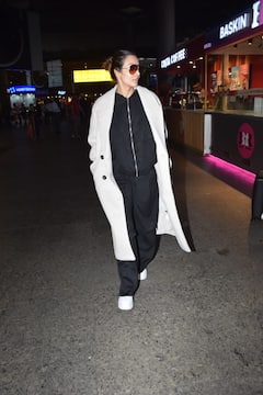 ऑल ब्लैक नाइट सूट पर ओवरकोट पहने एयरपोर्ट पर स्पॉट हुईं Malaika , कृति -शाहिद ने विंटर लुक में धड़काया जिया , देखें तस्वीरें