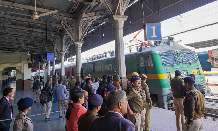 रिटायरिंग रूम के लिए आपको 40 रुपये 24 घंटे तक के लिए देने होंगे. आप कम से कम 48 घंटे तक का ही रूम बुक कर सकते हैं. आप आईआरसीटीसी की वेबसाइट पर जाकर रूम बुक कर सकते हैं.