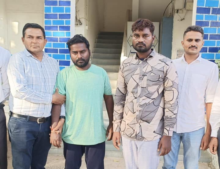 આરોપીઓ તમિલનાડુના છે જે 10 વર્ષ પહેલાં અમદાવાદ આવ્યા હતા ચોરીની ઘટના માં એક બાદ એક સફળતા મળતા તેમને વટવા વિસ્તારમાં બે ઘર પણ બનાવી દીધા હતા. પોલીસની નજરથી બચવા માટે આરોપીઓ એક કરતાં વધારે રીક્ષા બદલતા અને વારંવાર કપડા બદલતા.