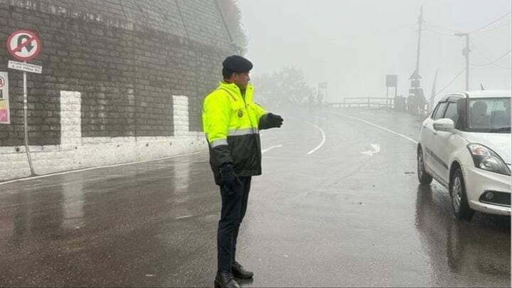 बर्फबारी के बीच पर्यटकों की संख्या भी बढ़ती जा रही है. जिसकी वजह से ट्रैफिक व्यवस्था को संभालना पुलिस के लिए चुनौती बना हुआ है.