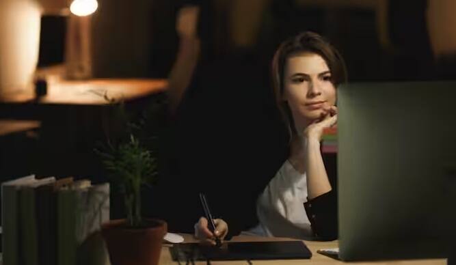 આજના ઝડપથી વધી રહેલા શહેરીકરણ અને આધુનિક જીવનશૈલીમાં આપણામાંથી ઘણા એવા ઘરોમાં રહે છે જ્યાં કુદરતી પ્રકાશનો અભાવ છે.