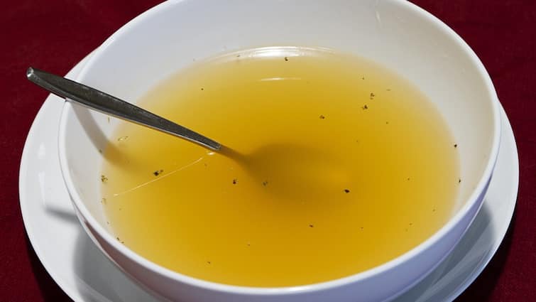 tasty chicken soup procedure Chicken Soup: சிக்கன் சூப் பிடிக்குமா? இப்படி செய்து பாருங்க சுவை சூப்பரா இருக்கும்...