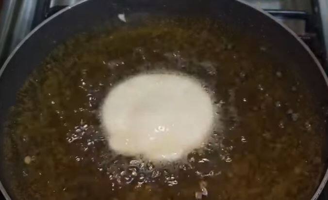 செய்முறை: பச்சரிசி மற்றும் உளுந்து பருப்பு இரண்டையும் தனித்தனியாக 4 மணிநேரம் ஊறவைக்கவும்.  பின்பு தண்ணீரை வடித்து விட்டு இரண்டையும் சேர்த்து கலந்து விடவும்.