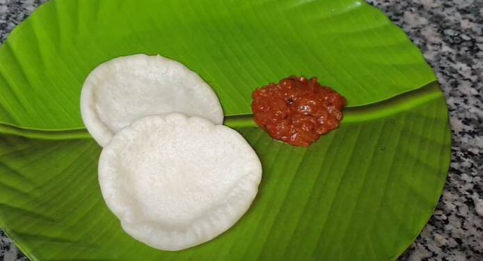ஒரு பக்கம் வெந்ததும் மறுபுறம் திருப்பி விடவும். அவ்வளவுதான் செட்டிநாடு வெள்ளை பணியாரம் தயார். காரா சட்னியுடன் சூடான செட்டிநாடு வெள்ளை பணியாரத்தை பரிமாறவும்.