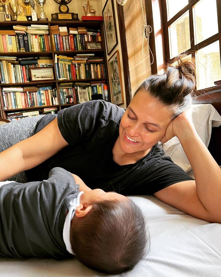 नेहा ने लिविंग एरिया के दूसरी साइड एक छोटी सी लाइब्रेरी भी बनाई हुई है. ये तस्वीर एक्ट्रेस ने अपन बेटे के जन्म के कुछ दिनों बाद शेयर की थी.