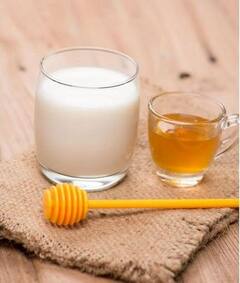 Milk With Honey: ਦੁੱਧ 'ਚ ਸ਼ਹਿਦ ਮਿਲਾ ਕੇ ਪੀਣ ਨਾਲ ਮਿਲਦੇ ਨੇ ਹੈਰਾਨੀਜਨਕ ਫਾਇਦੇ