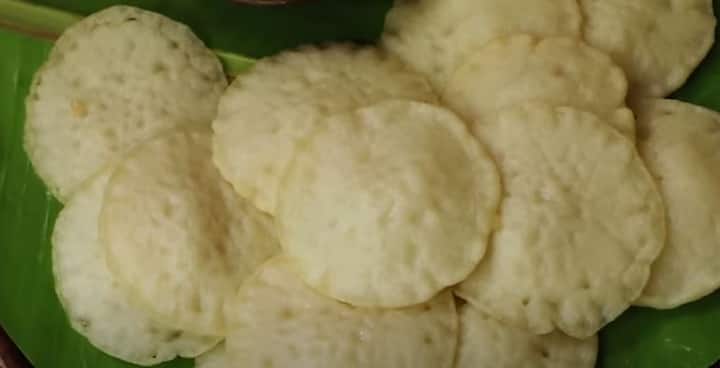 அடுத்து ஊறவைத்த பச்சரி, உளுந்து பருப்பு இரண்டையும் மிக்ஸியில் சேர்த்து அரைக்கவும். அரைத்த மாவுடன் உப்பு, தண்ணீர் சேர்த்து தோசை மாவு பதத்திற்கு கரைக்கவும்.