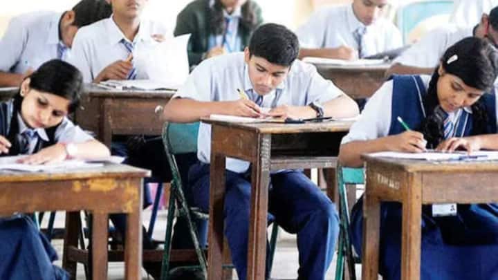 Board Exams to be conducted Twice In A Year from 2025-26 says education minister dharmendra pradhan Marathi News 2025-26 शैक्षणिक वर्षापासून विद्यार्थ्यांना बोर्डाची परीक्षा दोनदा देता येणार; केंद्रीय शिक्षणमंत्र्यांचं मोठं वक्तव्य