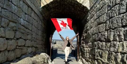 ਕੈਨੇਡਾ ਵਿੱਚ ਸਿਹਤ ਸੇਵਾ ਦੀ ਦੁਨੀਆ ਦੇ ਜ਼ਿਆਦਾਤਰ ਲੋਕਾਂ ਵਲੋਂ ਬਹੁਤ ਸ਼ਲਾਘਾ ਕੀਤੀ ਜਾਂਦੀ ਹੈ। ਕਿਉਂਕਿ ਉਥੋਂ ਦੀ ਸਰਕਾਰ ਜਨਤਕ ਸਿਹਤ ਲਈ ਬਹੁਤ ਖਰਚ ਕਰਦੀ ਹੈ। ਇਸ ਲਈ ਉੱਥੋਂ ਦੇ ਲੋਕ ਚੰਗੀ ਰਕਮ ਟੈਕਸ ਵੀ ਅਦਾ ਕਰਦੇ ਹਨ।