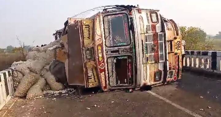 या अपघातामुळे जवळपास ६ तासाहून अधिक काळ ही वाहतूक ठप्प होती. (Photo Credit :ABP MAJHA/Reporter Hingoli)