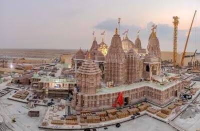 स्वामी ब्रह्मविहरिदास ने कहा कि मंदिर शांति को बढ़ावा देगा और संयुक्त अरब अमीरात और भारत के बीच घनिष्ठ संबंधों का भी प्रतीक होगा. स्वामी ने बताया कि पीएम मोदी की उपस्थिति में 2018 में अमीरात के प्रिंस के सामने दो योजनाएं सामने रखी गई थी. इस दौरान वे धीरे से मुस्कुराए और कहा, 'हे स्वामी, यदि आप मंदिर बना रहे हैं तो यह एक मंदिर जैसा दिखना चाहिए,''
