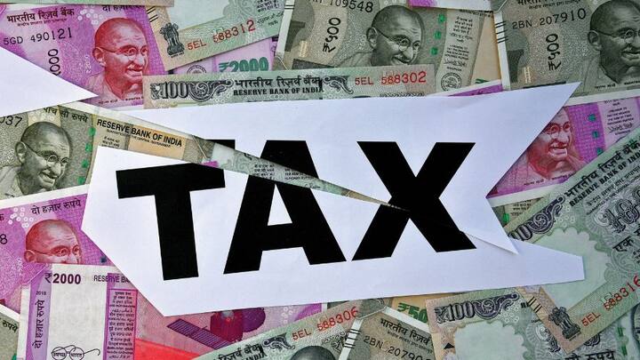 ITR 2 ফর্ম মূলত তাদের জন্য, যাদের আয়ের উৎস পেশা বা ব্যবসা নয়। এক্ষেত্রে এই ফর্ম পূরণ করতে গেলে করদাতার মোট আয়ের কোনও অংশ ব্যবসা বা অন্য কোনও পেশার কাজ থেকে এলে প্রযোজ্য হবে না। ছবি- পিক্সাবে