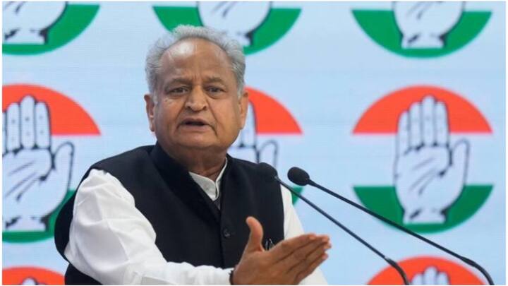 Ashok Gehlot News: राजस्थान के पूर्व सीएम अशोक गहलोत ने जनगणना नहीं करा पाने को लेकर केंद्र पर निशाना साधा है. दरअसल, 2021 की समय सीमा के तीन साल बाद भी जनगणना नहीं कराई जा सकी है.