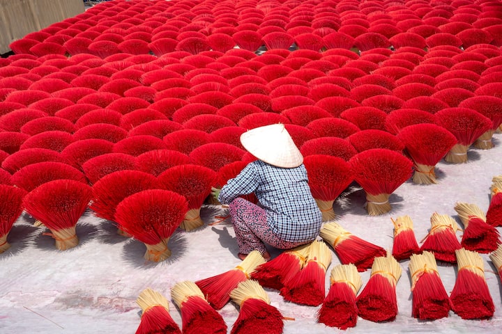 जिसके चलते यहां फोटो खिंचवाने वालों की होड़ लगने लगी है. वियतनाम की राजधानी हनोई के पास स्थित कांग फू चाउ गांव में सुुबह से हजारों की संख्या में रंगी हुई अगरबत्तियां रख दी जाती हैं.