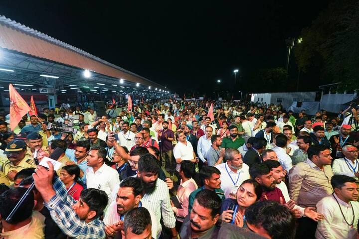 मुंबई ते अयोध्या ही  ट्रेन  काल रात्री 9 वाजता मुंबईतून रवाना झाली.छत्रपती शिवाजी महाराज टर्मिनस  येथून ही रेल्वे रवाना झाली. (Photo credit : Telegram/Devendra fadnavis)