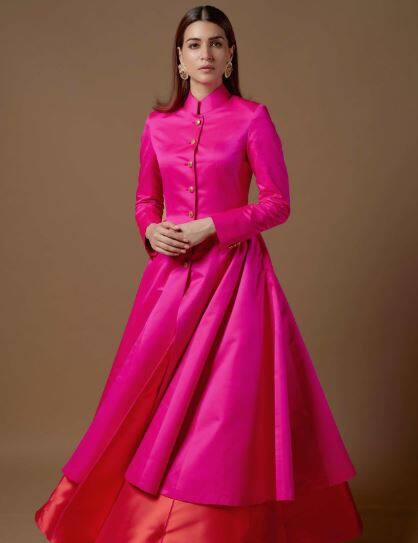 इस फिल्म में कृति दिखने में काफी खूबसूरत और फिट लग रही हैं. वैसे कृति इंडस्ट्री की बेहतरीन अभिनेत्रियों में एक हैं. इससे पहले भी कृति की फिल्मों में उनकी खूबसूरती के सभी दीवाने बने. कृति अपनी फिल्मों के लिए काफी मेहनत भी करती हैं.