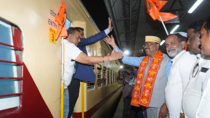 बीजेपी ने श्रद्धालुओं के लिए इस विशेष ट्रेन यात्रा की व्यवस्था की है. श्रद्धालु अयोध्या में राम मंदिर के दर्शन करेंगे.