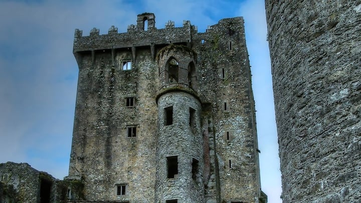 স্বাধীন আয়ারল্যান্ডের রাজধানী হিসেবে ডাবলিনকে বেছে নেওয়া হয়। ১৯৩৭ সালে সংবিধানে দেশের নয়া নাম রাখা হয় Eire অর্থাৎ আয়ারল্যান্ড। ব্রিটিশ কমওয়েল্থ ছেড়ে বেরিয়ে আসার পর ১৯৪৯ সালে প্রজাতন্ত্র শব্দটি নামের আগে জুড়ে নেয় আয়ারল্যান্ড। ছবি: পিক্সাবে।