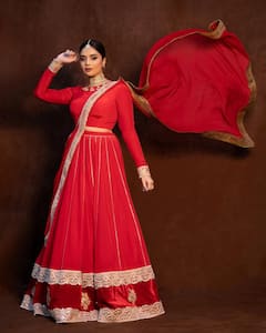 Anchor Sreemukhi : రెడ్​ డ్రెస్​లో శ్రీముఖి ఫోటోలు.. ఎంతందంగా ఉందో చూశారా?