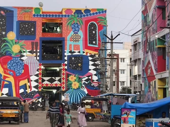 மக்களின் வாழ்வியலை வெளிக்காட்டும் வகையில் ஓவியங்கள் வரையப்பட்டுள்ளன.
