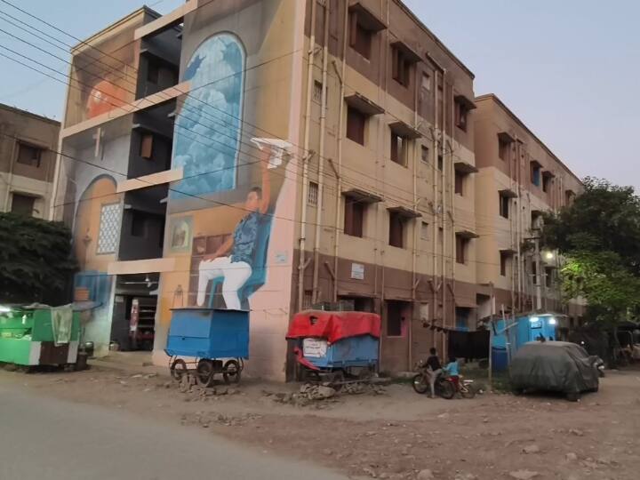 அடுக்குமாடி குடியிருப்பு சுவர்களில் ஓவியங்கள் வரையப்பட்டுள்ளன.