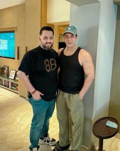 Salman Khan का ट्रांसफॉर्मेशन देख दंग रह गए लोग, फैंस के साथ दिए ऐसे पोज