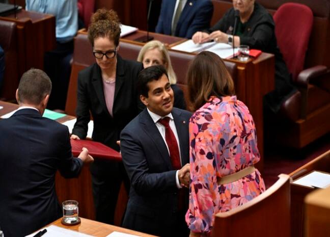 For the first time, Indian-origin Australian Senator Varun Ghosh took the oath by placing his hands on the Bhagavad Gita. Senator varun ghosh: ਪਹਿਲੀ ਵਾਰ ਭਾਰਤੀ ਮੂਲ ਦੇ ਆਸਟ੍ਰੇਲੀਆਈ ਸੀਨੇਟਰ ਵਰੁਣ ਘੋਸ਼ ਨੇ ਭਗਵਤ ਗੀਤਾ ‘ਤੇ ਹੱਥ ਰੱਖ ਕੇ ਚੁੱਕੀ ਸਹੁੰ