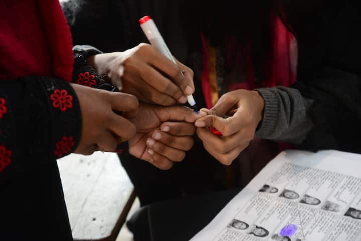 आपकी शिकायत के बाद इसकी जानकारी जिला अधिकारी से होते हुए राज्य के मुख्य निर्वाचन अधिकारी के सामने जाती है.