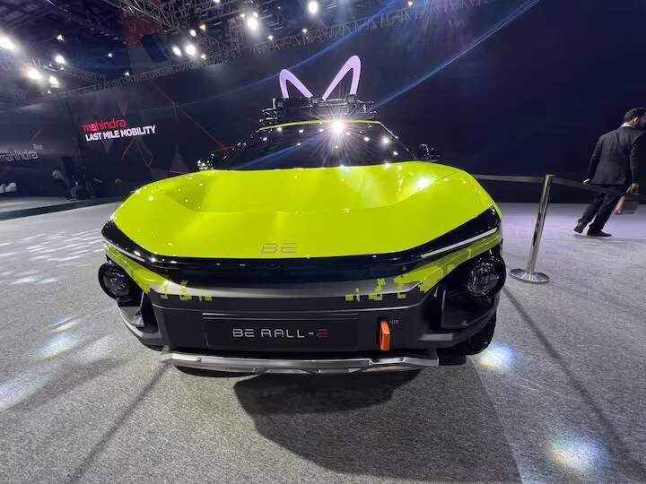 બમ્પર અને ટેલ-લેમ્પ્સ પણ BE.05 કોન્સેપ્ટથી અલગ છે, જે ઓફ-રોડિંગ પર વધુ ધ્યાન કેન્દ્રિત કરે છે. આ ઉપરાંત તમને વધારાના ટાયર માટે છત પર માઉન્ટ થયેલ કેરિયર અને એક વધારાનું બેટરી પેક પણ મળે છે જેથી તમારે અધવચ્ચે ક્યાંય ફસાઈ ન જવું પડે.