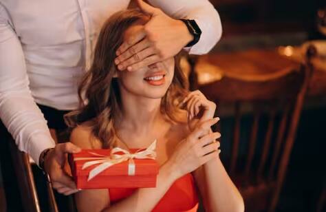 ਕਸਟਮਾਈਜ਼ਡ ਫੋਟੋ ਫਰੇਮ - ਵੈਲੇਨਟਾਈਨ ਡੇਅ 'ਤੇ ਤੁਸੀਂ ਆਪਣੇ ਲਵਰ ਨੂੰ ਖ਼ਾਸ ਤੋਹਫੇ ਵਜੋਂ ਉਸ ਨੂੰ ਫੋਟੋ ਫਰੇਮ ਵਿੱਚ ਯਾਦਗਾਰ ਫੋਟੋਆਂ ਲਗਵਾ ਕੇ ਦੇ ਸਕਦੇ ਹੋ।