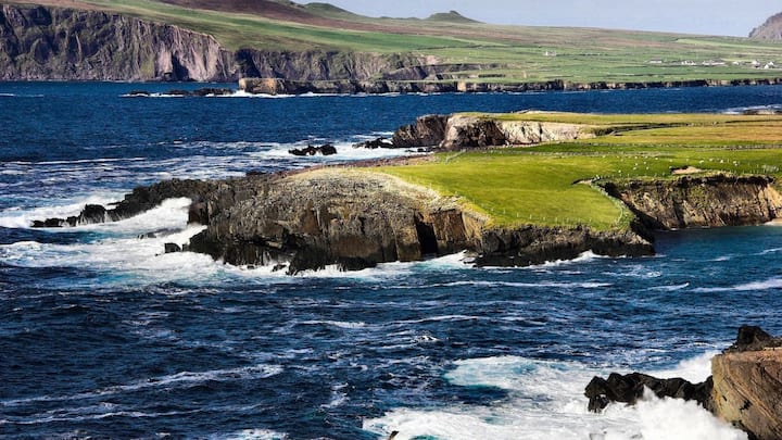 ১৯৮৫ সালে অ্যাংলো-আইরিশ চুক্তি স্বাক্ষরিত হয়, যার আওতায় নর্দার্ন আয়ারল্যান্ডের শাসনব্যবস্থায় পরামর্শদাতা হিসেবে নিযুক্ত করা হয় রিপাবলিক অফ আয়ারল্যান্ডকে।১৯৯৩ সালে দীর্ঘমেয়াদি শান্তিচুক্তি স্বাক্ষরিত হয় রিপাবলিক অফ আয়ারল্যান্ড এবং ব্রিটেনের মধ্যে। ছবি: পিক্সাবে।