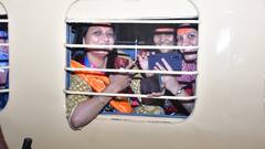 Mumbai to Ayodhya Train: खुशी से झूमे राम भक्त! देवेंद्र फडणवीस ने अयोध्या के लिए विशेष ट्रेन को दिखाई हरी झंडी, देखें तस्वीरें