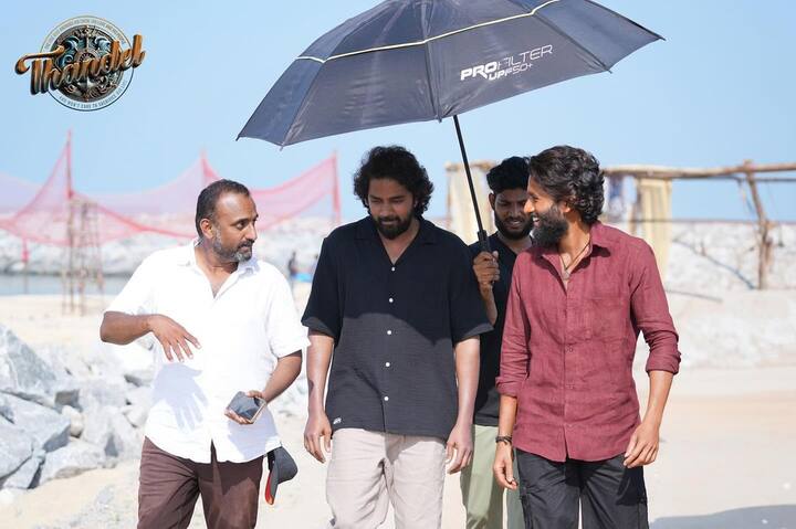 ‘తండేల్’ మూవీ శ్రీకాకుళంలో జరిగిన యదార్థ సంఘటనల ఆధారంగా తెరకెక్కుతోంది. పాక్ నేవీ చేతిలో పట్టుబడిన మత్స్యకారుడిగా నాగ చైతన్య నటిస్తున్నాడు. రెండు నెలల క్రితమే ఈ సినిమా సెట్స్ పైకి వెళ్లగా, ఇప్పుడు ఒక షూటింగ్ షెడ్యూల్ పూర్తయింది.Photo Credit: Geetha Arts/Instagram