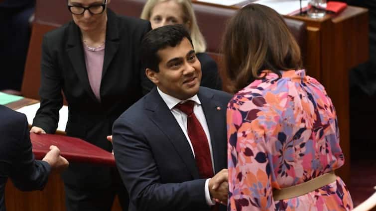 Australia First Senator Varun Ghosh Takes Oath on Bhagavad Gita सीनेटर बना ऑस्ट्रेलियाई शख्स, संसद में भगवद् गीता से ली शपथ, 17 साल की उम्र में ज्वाइन की थी पार्टी