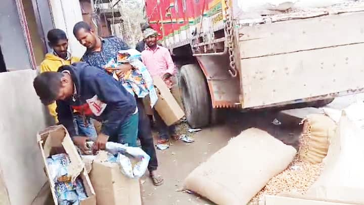 Bihar Hajipur Police Caught Liquor of 94 Lakh Rupees Villagers Looted Kurkure and Chips ANN Bihar News: बिहार में अजब-गजब नजारा! पुलिस ने पकड़ी शराब, 'चखना' लूट ले गए ग्रामीण, 2 गिरफ्तार