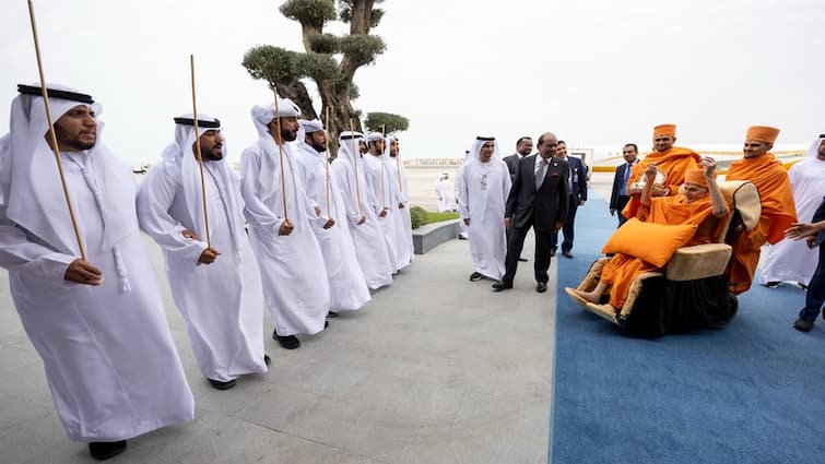 BAPS: Mahant Swami Maharaj arrives in Abu Dhabi for BAPS Hindu temple inauguration BAPS: મહંત સ્વામી મહારાજ અબુ ધાબી પહોંચ્યા, UAEના પ્રથમ હિંદુ મંદિરનું કરશે ઉદ્ધાટન