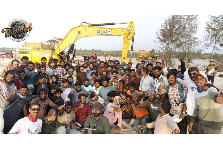 అక్కినేని నాగ చైతన్య చివరిగా కనిపించిన ‘కస్టడీ’ మూవీ ప్రేక్షకులను అంతగా అలరించలేకపోయింది. తమిళ దర్శకుడు వెంకట్ ప్రభు తెరకెక్కించిన ఈ సినిమాలో కృతి శెట్టి హీరోయిన్ గా నటించింది. భారీ అంచనాల నడుమ ఈ చిత్రం విడుదలైనా, ప్రేక్షకులకు అంతగా నచ్చలేదు. ప్రస్తుతం నాగ చైతన్య తన ఆశలన్నీ తర్వాతి సినిమా ‘తండేల్’ మీదే పెట్టుకున్నారు. Photo Credit: Geetha Arts/Instagram